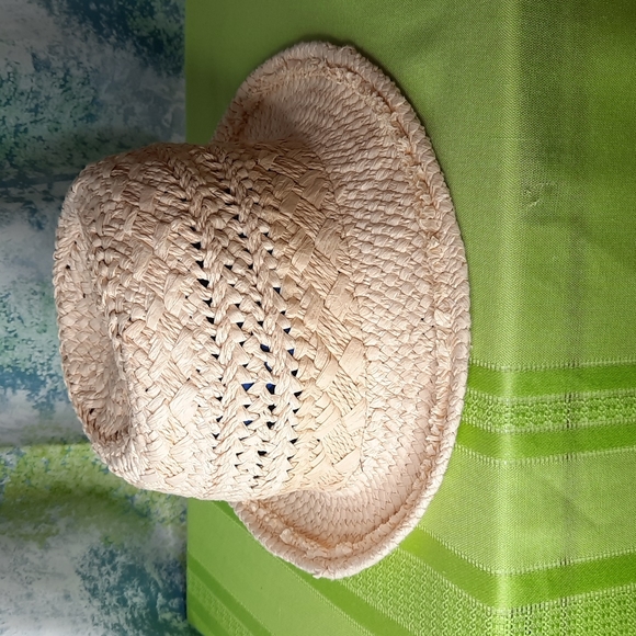 Beautiful cream light weight straw weave J Crew fedora style beach hat
